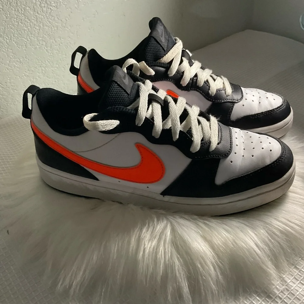 Nike Black and Orange Sneakers with Classic Low-Top Design - Picture 4 of 4
